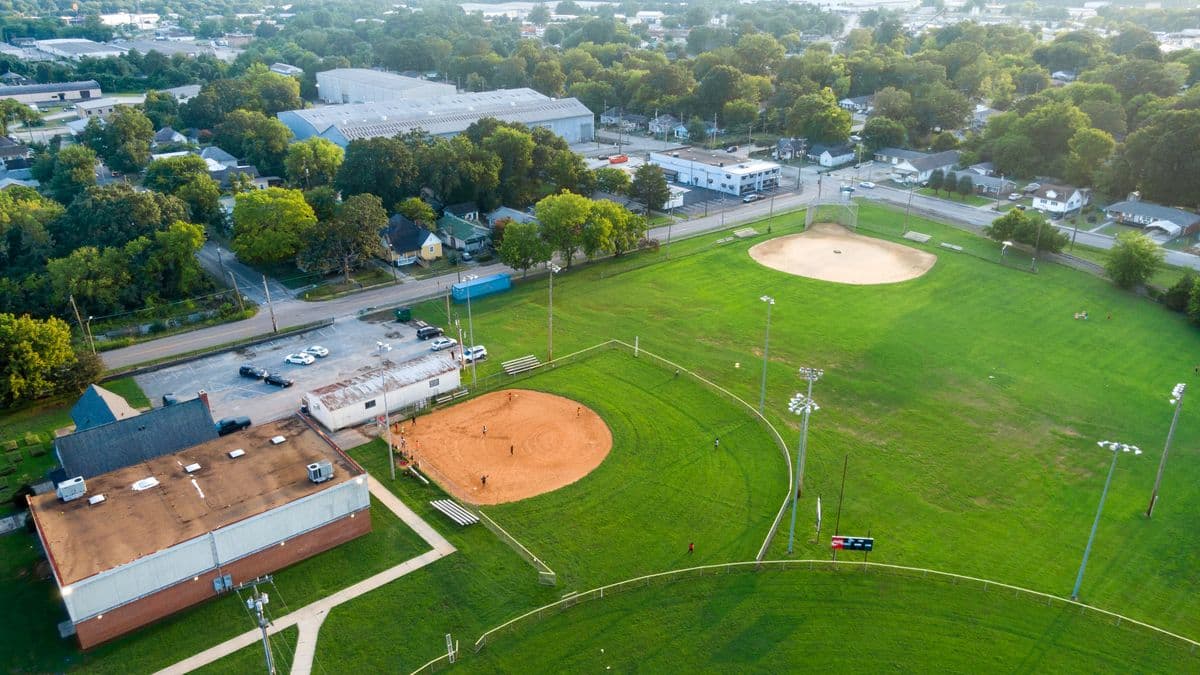 Un campo de béisbol visto desde las gradas