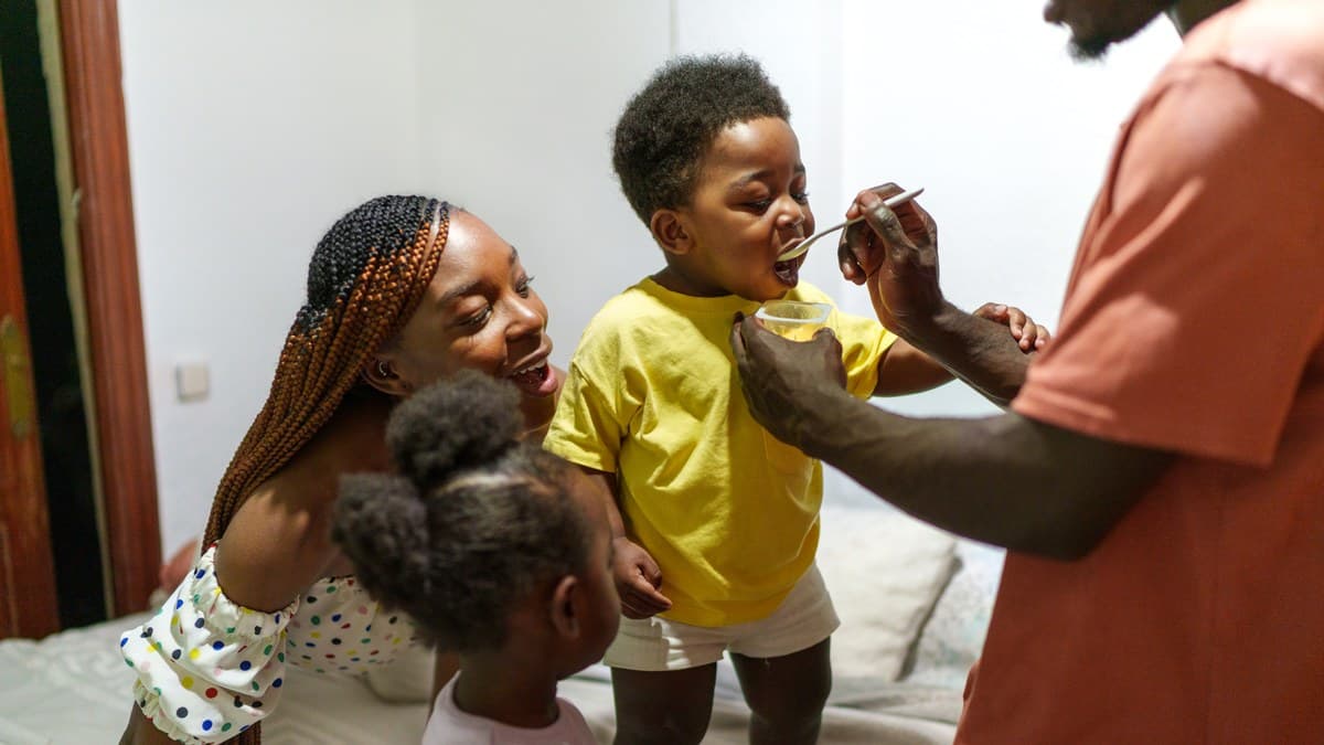 Una familia dominicana compartiendo y riéndose en casa